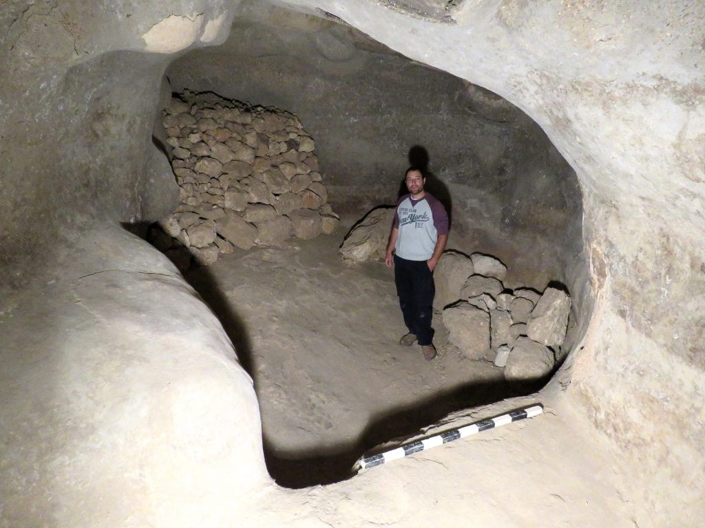 בור מים שנחצב בתקופה ההלניסטית בראש הר הרודיון, לצד הביצור שהוקם כנראה במקום בתקופה זו. צילום: רועי פורת