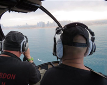 סוקרת ודייג בחוף הבונים. צילמה: שירה סלינגרה