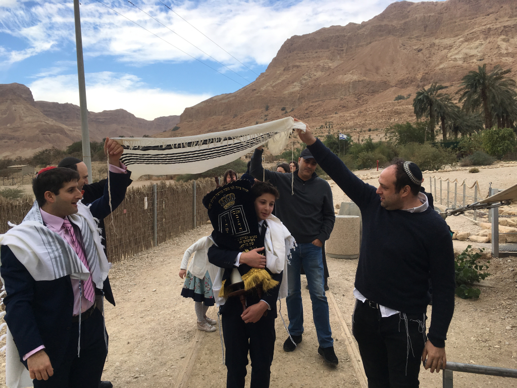 טקס בבית הכנסת בעין גדי- צילם חגי דביר