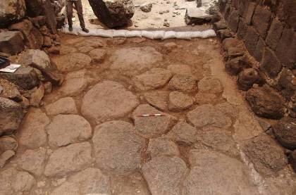 הבולדרים המרכיבים את הפודיום במסדרון