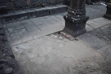 ריצוף הטיח בסיטרה הצפונית וריצוף האבן בסיטרה המזרחית