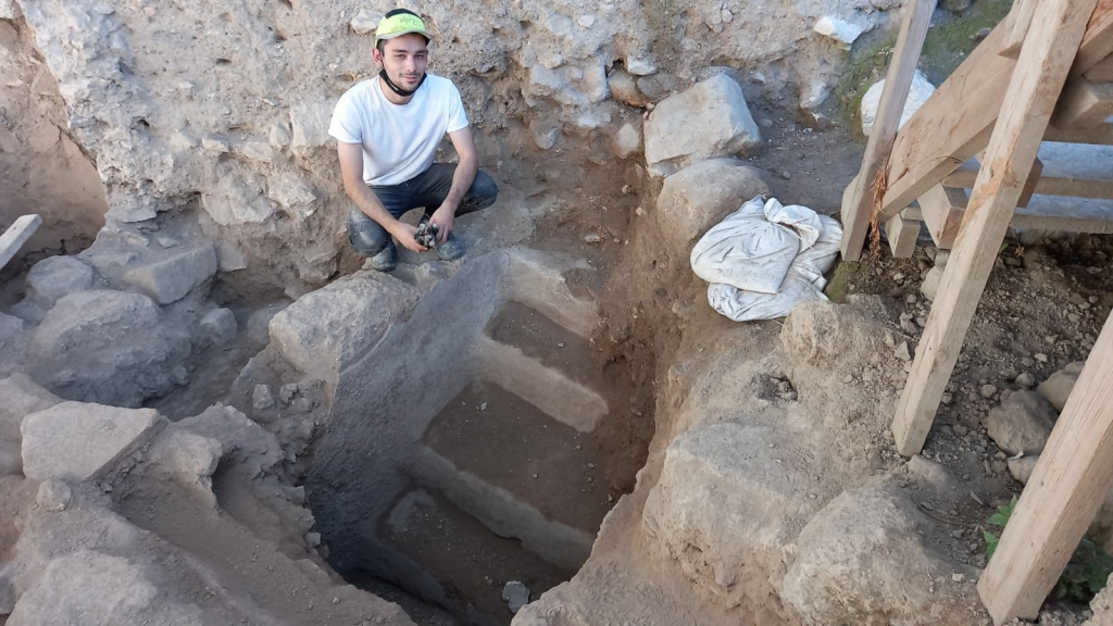 אחד ממקוואות הטהרה בשטח 70 במהלך החפירה - צילום משלחת חפירות גבעתי