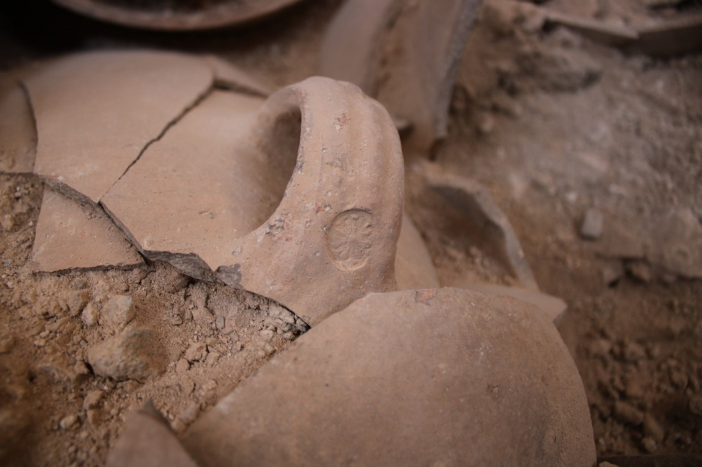 קנקן מנופץ בתוך החורבן משנת 586 לפנהס- שימו לב לידית ועליה טביעת ורדה