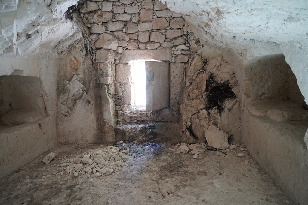 מערה 25 בבית שערים. מבט מבפנים על קריסה של קירות המערה בעקבות חדירת השורשים.