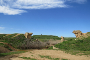גשר הרכבת התורכית ההרוס, וברקע תל נגילה. צילום שירה בלוך