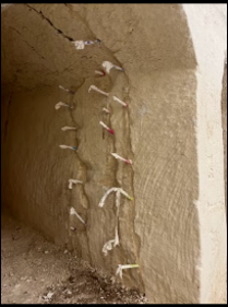 התקנת צינוריות בתוך הבקעים והסדקים בסלע, כהכנה למילוי בהזרקה של חומר מליטה נוזלי התקנת צינוריות בתוך הבקעים והסדקים בסלע, כהכנה למילוי בהזרקה של חומר מליטה נוזלי