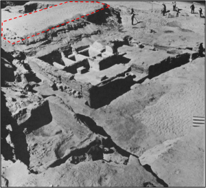 סימון אדום מיקום רצפת הבית כנסת מתוך צילום בדוח החפירה. מבנה תעשייתי ורחוב הקודמים לבניית בית הכנסת